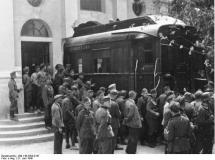 1918 Armistice Train - Germans Break Museum Walls
