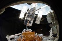 Lifting Hubble from Cargo Bay